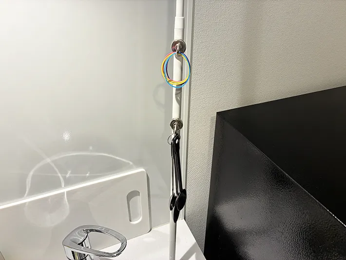 フックにかけた輪ゴムと計量スプーン（撮影：grapeライフハック編集部）