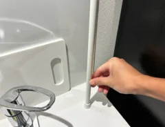 つっぱり棒をシンク台にセットする場面（撮影：grapeライフハック編集部）