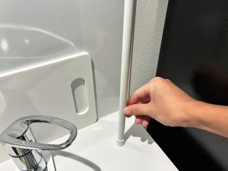 つっぱり棒をシンク台にセットする場面（撮影：grapeライフハック編集部）