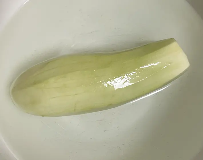 ナスを水にさらす写真（撮影：grapeフード編集部）