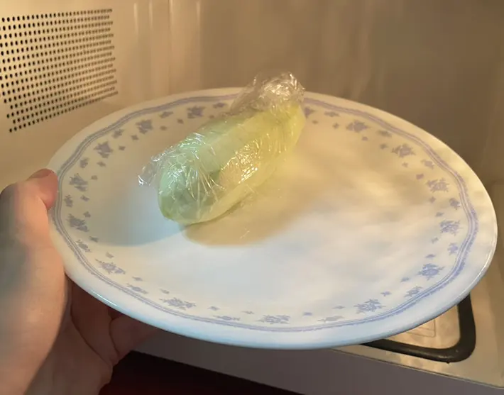 ナスを電子レンジで加熱する写真（撮影：grapeフード編集部）