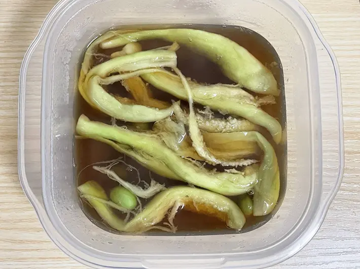 ナスと枝豆を調味液に漬ける写真（撮影：grapeフード編集部）