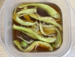ナスと枝豆を調味液に漬ける写真（撮影：grapeフード編集部）