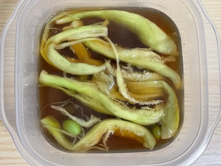 ナスと枝豆を調味液に漬ける写真(撮影:grapeフード編集部)