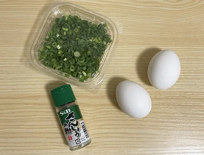 卵、山椒の粉、小ネギの写真（撮影：grapeフード編集部）