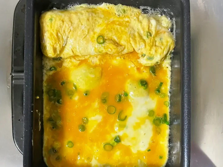 玉子焼きを焼く写真(撮影:grapeフード編集部)