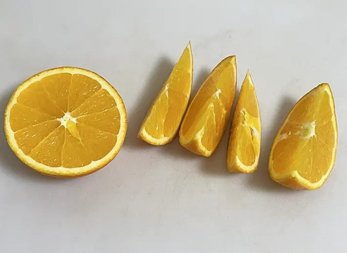 オレンジをカットした写真（撮影：grapeフード編集部）