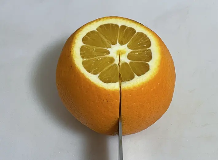 オレンジに切り込みを入れる写真（撮影：grapeフード編集部）