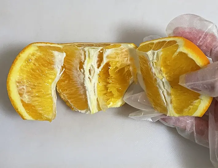 オレンジを開いた写真（撮影：grapeフード編集部）