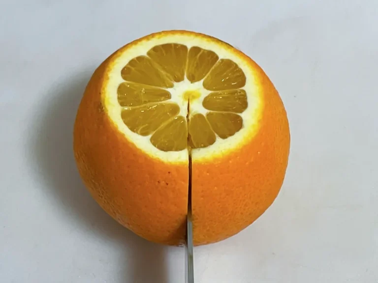 オレンジに切り込みを入れる写真（撮影：grapeフード編集部）