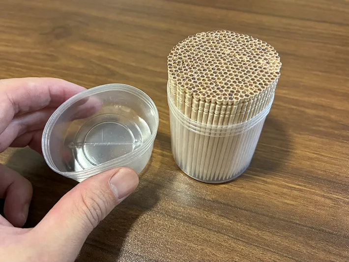 つまようじの容器の蓋を開ける場面（撮影：grapeライフハック編集部）