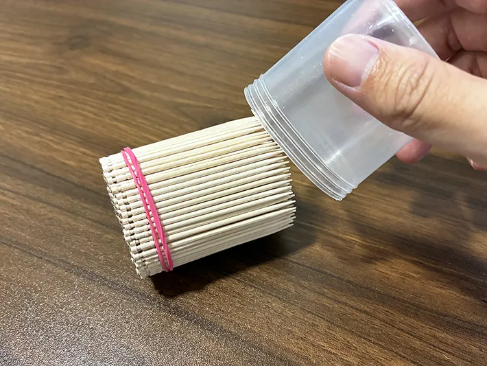 輪ゴムで固定されたつまようじ（撮影：grapeライフハック編集部）