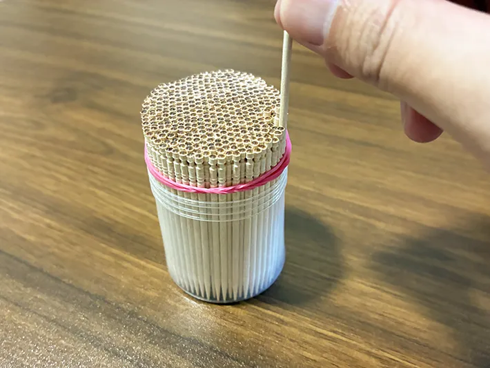 つまようじ1本を取り出す場面（撮影：grapeライフハック編集部）