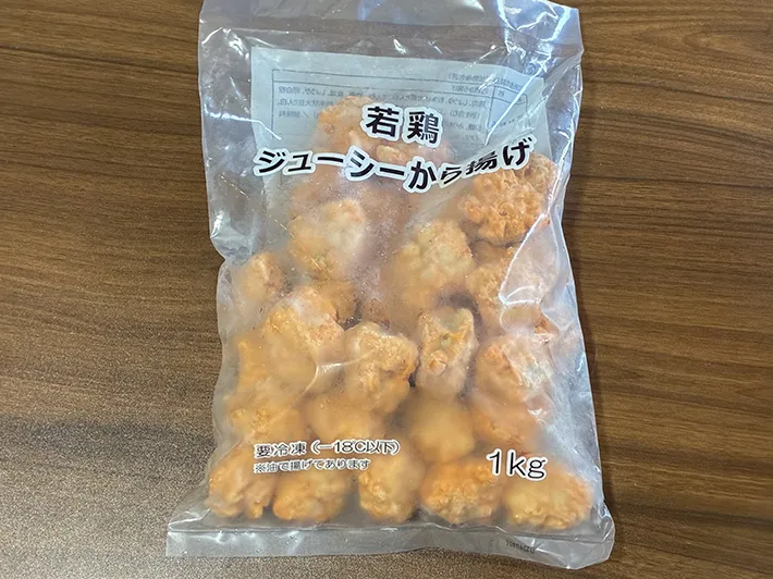 机に置かれた冷凍唐揚げの袋（撮影：grapeライフハック編集部）