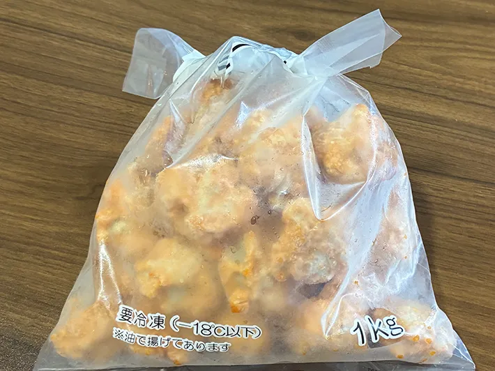 切れ込み部分を結んだ冷凍食品の袋（撮影：grapeライフハック編集部）