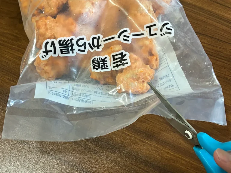 冷凍食品袋に切れ込みを入れる場面（撮影：grapeライフハック編集部）