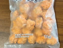 机に置かれた冷凍唐揚げの袋（撮影：grapeライフハック編集部）