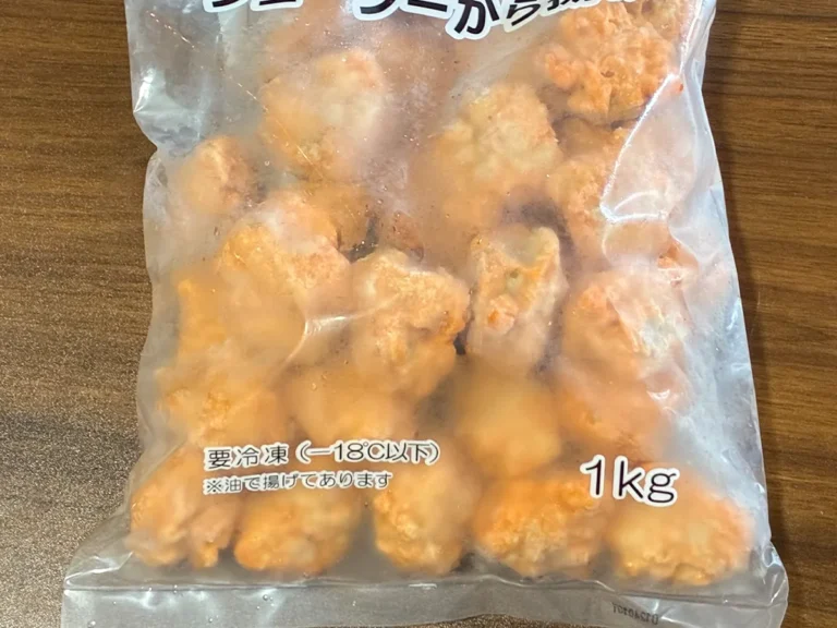 机に置かれた冷凍唐揚げの袋(撮影:grapeライフハック編集部)