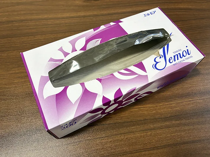 机に置かれたティッシュの空き箱（撮影：grapeライフハック編集部）