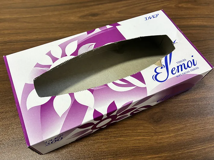ビニールをはがしたティッシュの空き箱（撮影：grapeライフハック編集部）