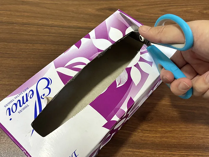 ティッシュの空き箱をカットする場面（撮影：grapeライフハック編集部）