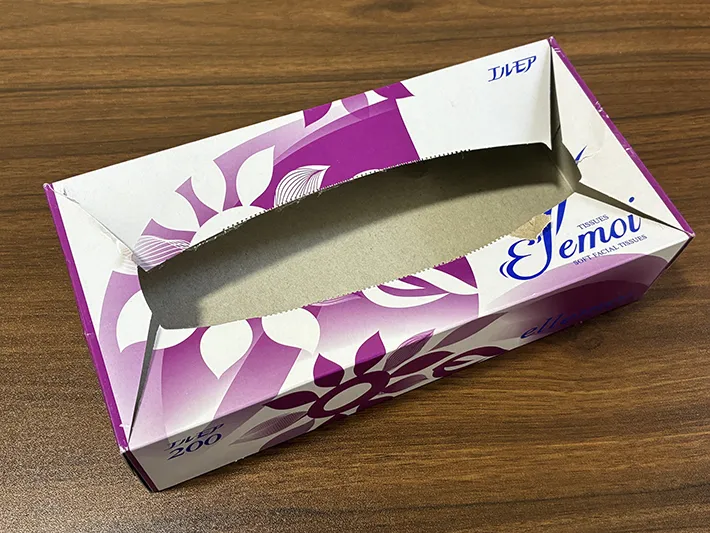 四辺に切れ込みを入れたティッシュの空き箱（撮影：grapeライフハック編集部）