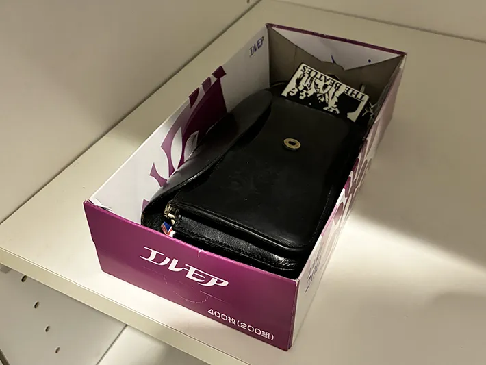箱ティッシュの中に入れた財布と鍵（撮影：grapeライフハック編集部）