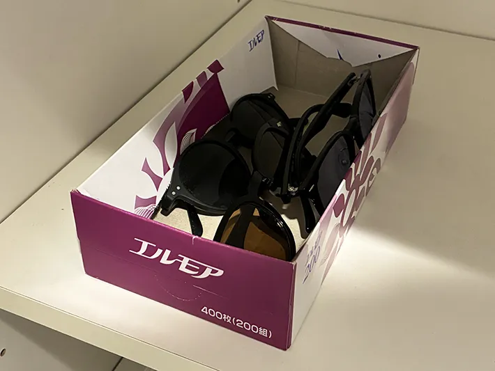 箱ティッシュに入れたメガネとサングラス（撮影：grapeライフハック編集部）