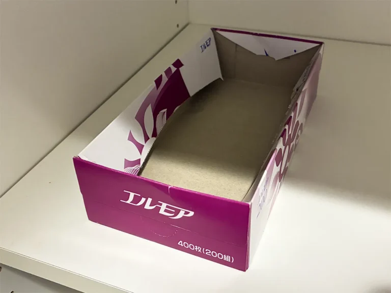 玄関の下駄箱に置いたティッシュバスケット(撮影:grapeライフハック編集部)