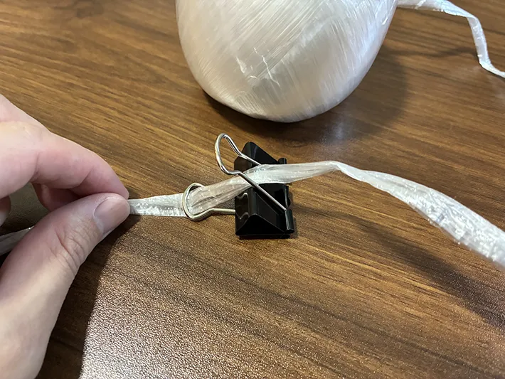 ビニール紐を通したダブルクリップ（撮影：grapeライフハック編集部）