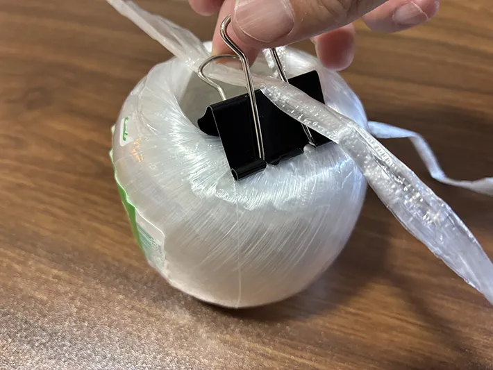 ビニール紐の本体を固定したダブルクリップ（撮影：grapeライフハック編集部）