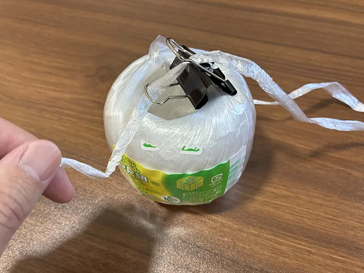 ダブルクリップの穴からビニール紐を引き出す場面（撮影：grapeライフハック編集部）