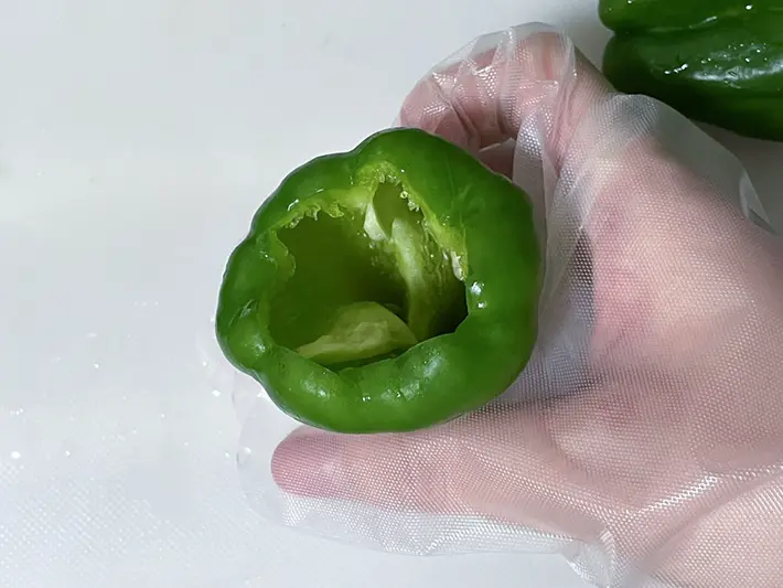 ピーマンのヘタ周りをくり抜く写真（撮影：grapeフード編集部）