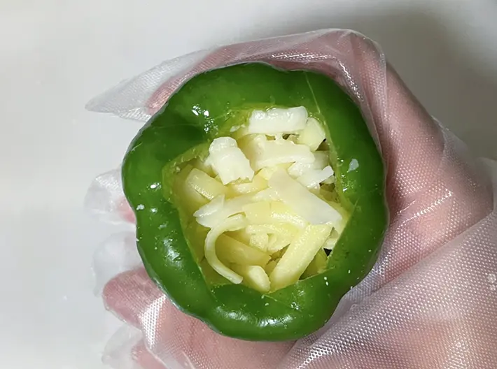 ピーマンにチーズを詰めた写真（撮影：grapeフード編集部）