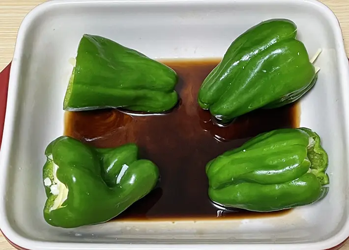 ピーマンを耐熱容器に並べて調味料をかけた写真（撮影：grapeフード編集部）