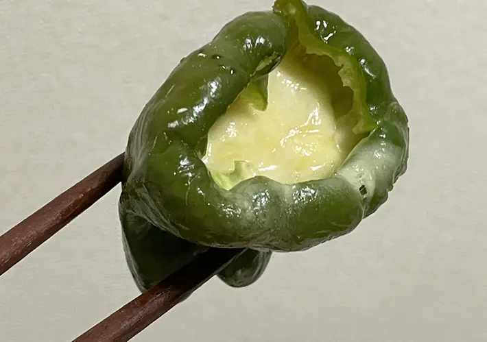 ピーマンのチーズ詰めの写真（撮影：grapeフード編集部）
