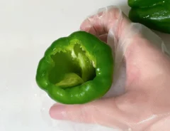 ピーマンのヘタ周りをくり抜く写真（撮影：grapeフード編集部）
