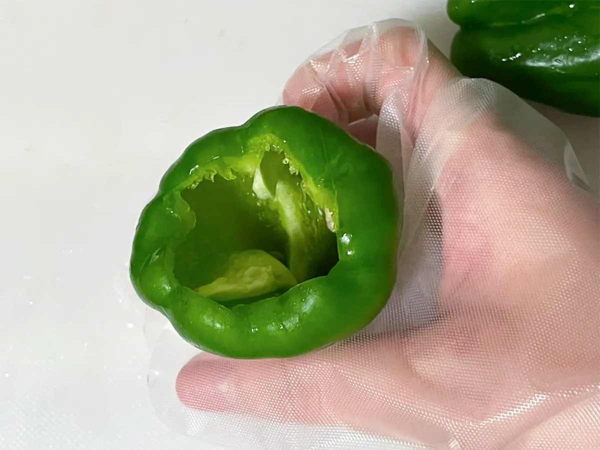ピーマンのヘタ周りをくり抜く写真（撮影：grapeフード編集部）
