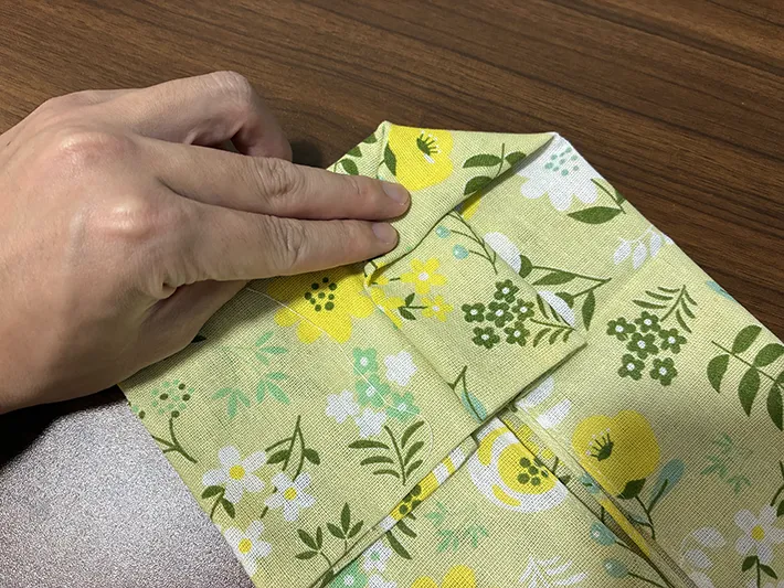 手ぬぐいの角を三角に引き出す場面（撮影：grapeライフハック編集部）