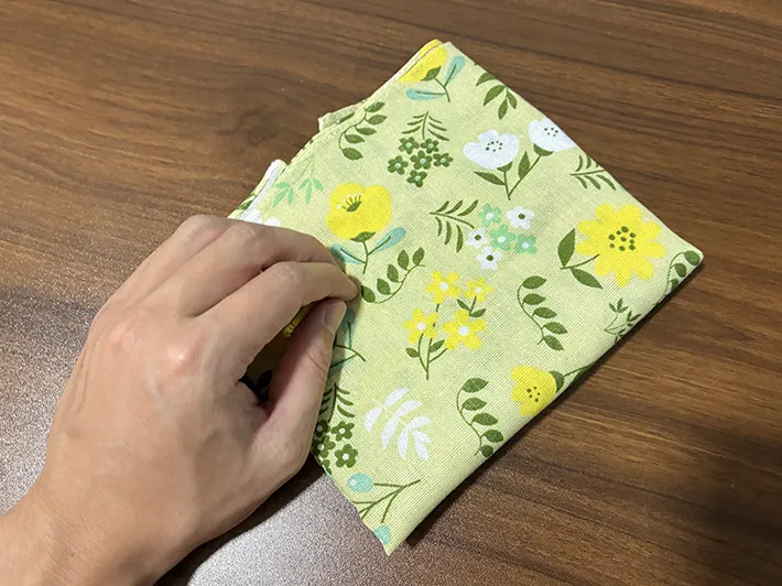 逆側から折りたたんだ手ぬぐい（撮影：grapeライフハック編集部）