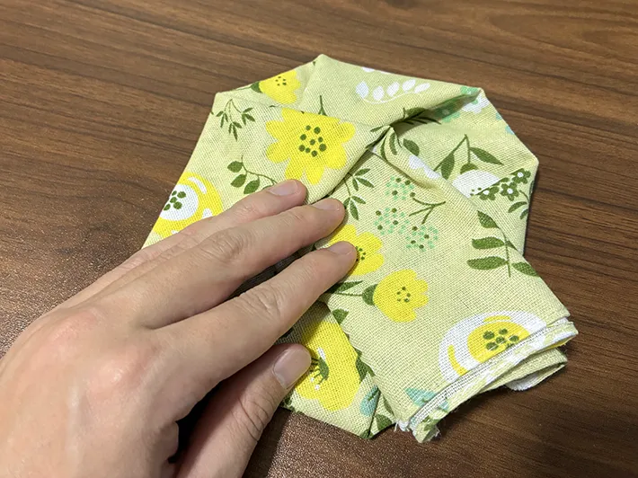 角を三角に引き出した手ぬぐい（撮影：grapeライフハック編集部）