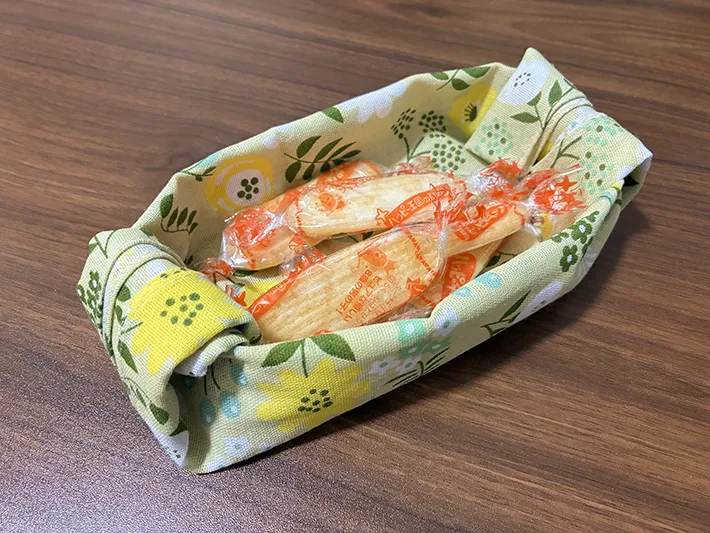 お菓子を入れた手ぬぐいバスケット（撮影：grapeライフハック編集部）