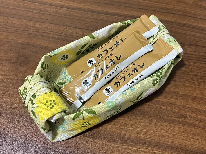 コーヒースティックを入れた手ぬぐいバスケット（撮影：grapeライフハック編集部）