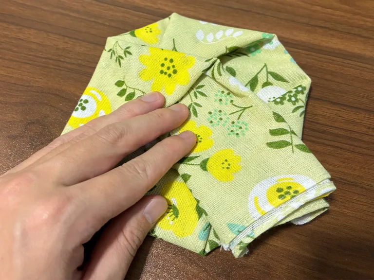 角を三角に引き出した手ぬぐい(撮影:grapeライフハック編集部)