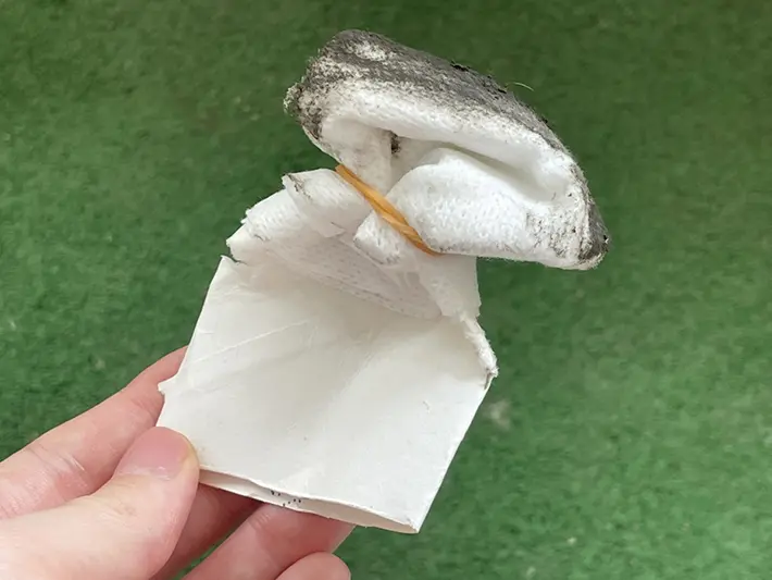 汚れはとれたものの、壊れてしまった掃除道具の写真（撮影：grapeライフハック編集部）