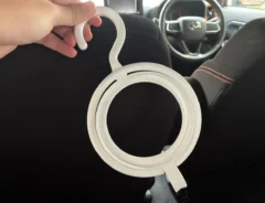 車内で手にする帽子ハンガー（撮影：grapeライフハック編集部）
