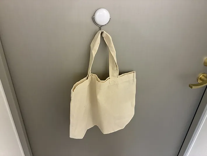 玄関でマグネットフックに引っ掛けたエコバッグ（撮影：grapeライフハック編集部）