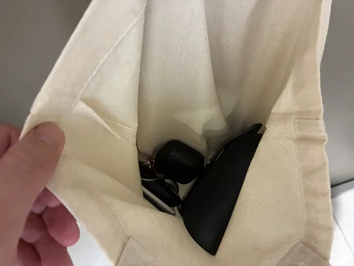 エコバッグに入れた財布や車の鍵（撮影：grapeライフハック編集部）
