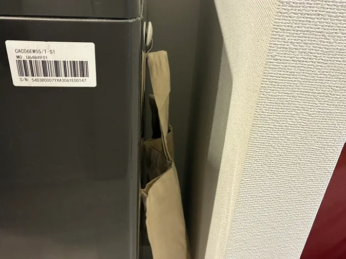 洗濯機横に掛けたエコバッグ（撮影：grapeライフハック編集部）