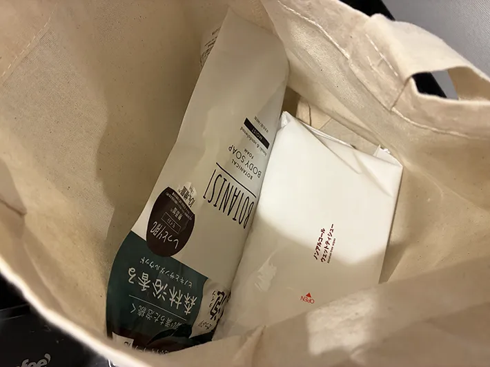 エコバッグに入れたウェットティッシュやシャンプーのストック（撮影：grapeライフハック編集部）